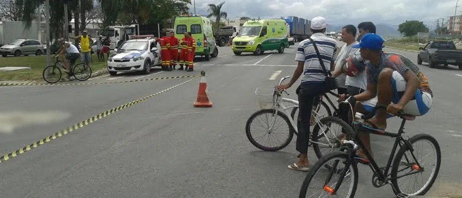 Ciclista é atropelado por carreta e morre na hora na Rodovia do Contorno, na Serra