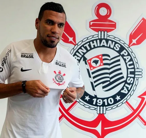 Jonathas deixa o Corinthians após marcar um gol em nove jogos