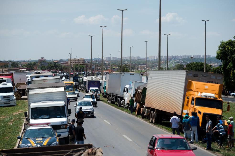 Sob pressão, caminhoneiros recuam em paralisação