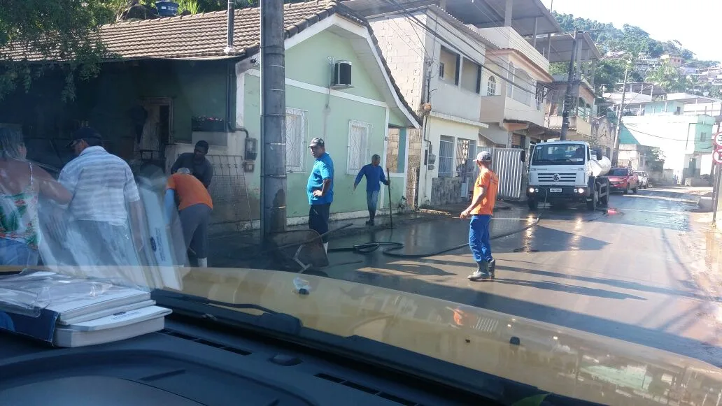 Após chuva, moradores de Rio Novo do Sul começam limpeza da cidade e calculam os prejuízos