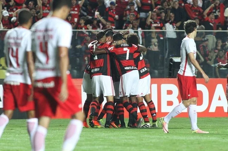 Ederson sobre festa capixaba no Klebão: "É uma satisfação dar um gol para nossa torcida"