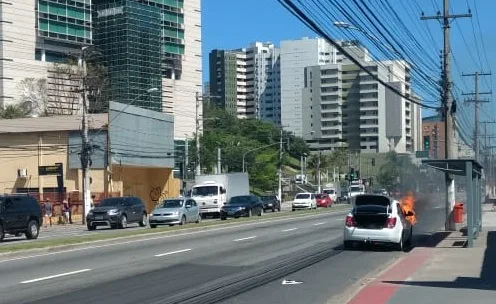 Carro pega fogo na Reta da Penha e interdita trânsito. Veja vídeo!