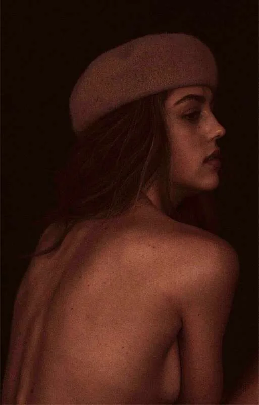 Filha de Sylvester Stallone surge topless em clique publicado em rede social