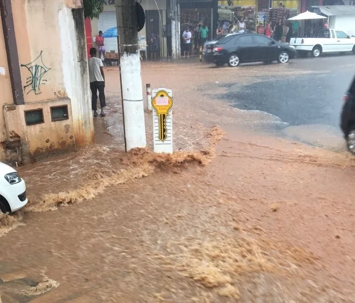 Equipes monitoram e limpam ruas afetadas pela chuva em Cachoeiro