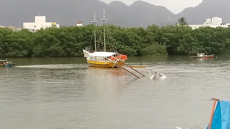 Chuva forte afunda escuna de 20 metros no canal de Guarapari