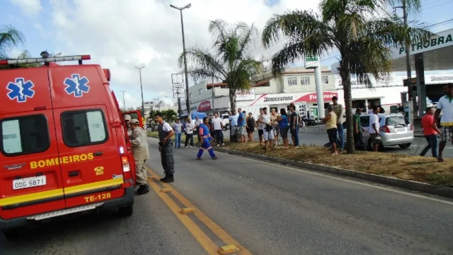 Adolescente é atropelada por caminhão na BR-101, em Linhares