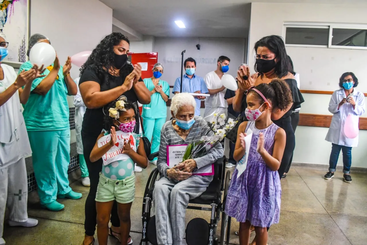 Superação: idosa de 109 anos tem alta após passar uma semana na UTI para tratar covid-19