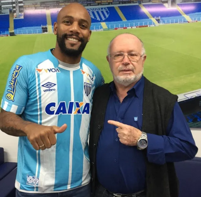 Avaí anuncia contratação do veterano lateral-direito Maicon