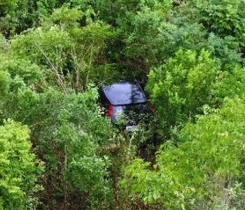 Homem é baleado após jogar carro em ribanceira para se livrar de assalto em Linhares