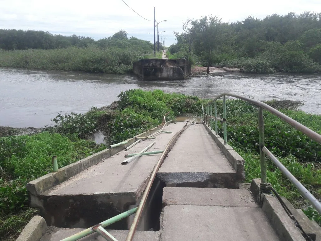 Ponte da Madalena em Vila Velha cai em decorrência da chuva