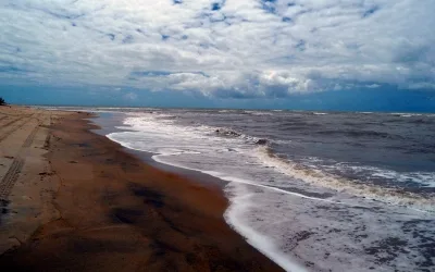 Corpo de jovem que caiu na água em praia de Marataízes continua desaparecido