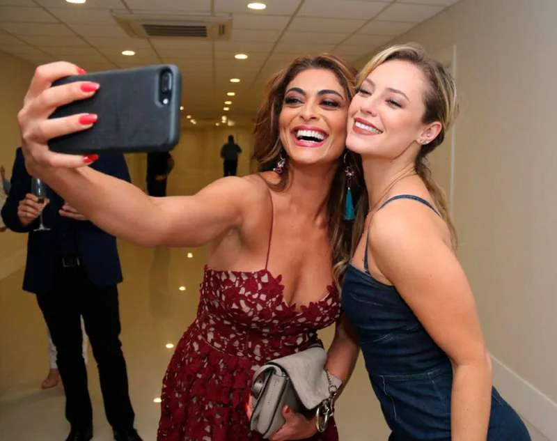 Juliana Paes e Paolla Oliveira arrasam em inauguração de clínica!