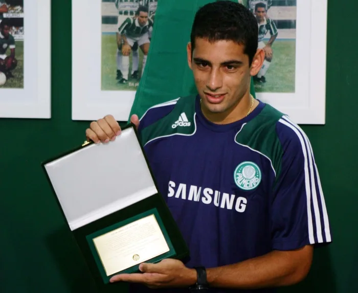 HOMENAGEM DIEGO SOUZA PALMEIRAS – FUTEBOL – ESPORTES – Diego Souza, jogador do Palmeiras, durante homenagem feita pelo clube na Sala de Troféus do estádio Palestra Itália. O jogador recebe uma placa de bronze das mãos do ex-jogador César Maluco, segundo maior artilheiro da história do alviverde com 180 tentos, pelo gol marcado em partida […]