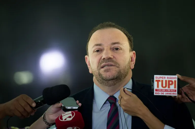 Brasília – O ministro-chefe da Secretaria de Comunicação Social da Presidência da República, Edinho Silva, fala à imprensa, após reunião de coordenação política no Palácio do Planalto (Marcelo Camargo/Agência Brasil)
