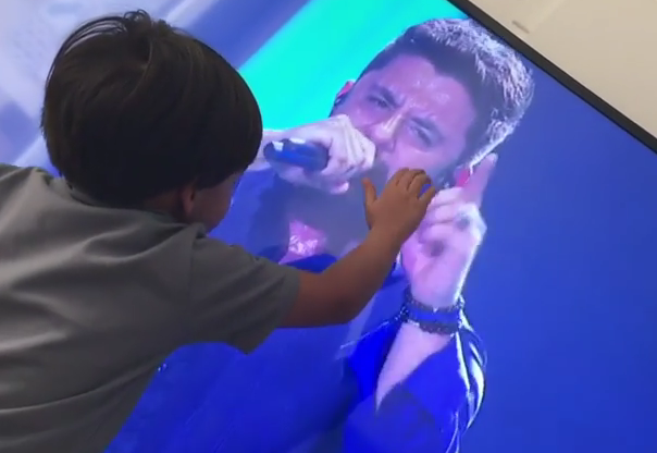 Filho de Cristiano Araújo tenta fazer carinho na imagem do pai na TV e comove fãs