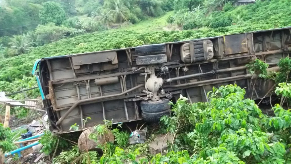 Ônibus do Transcol tomba em zona rural de Cariacica