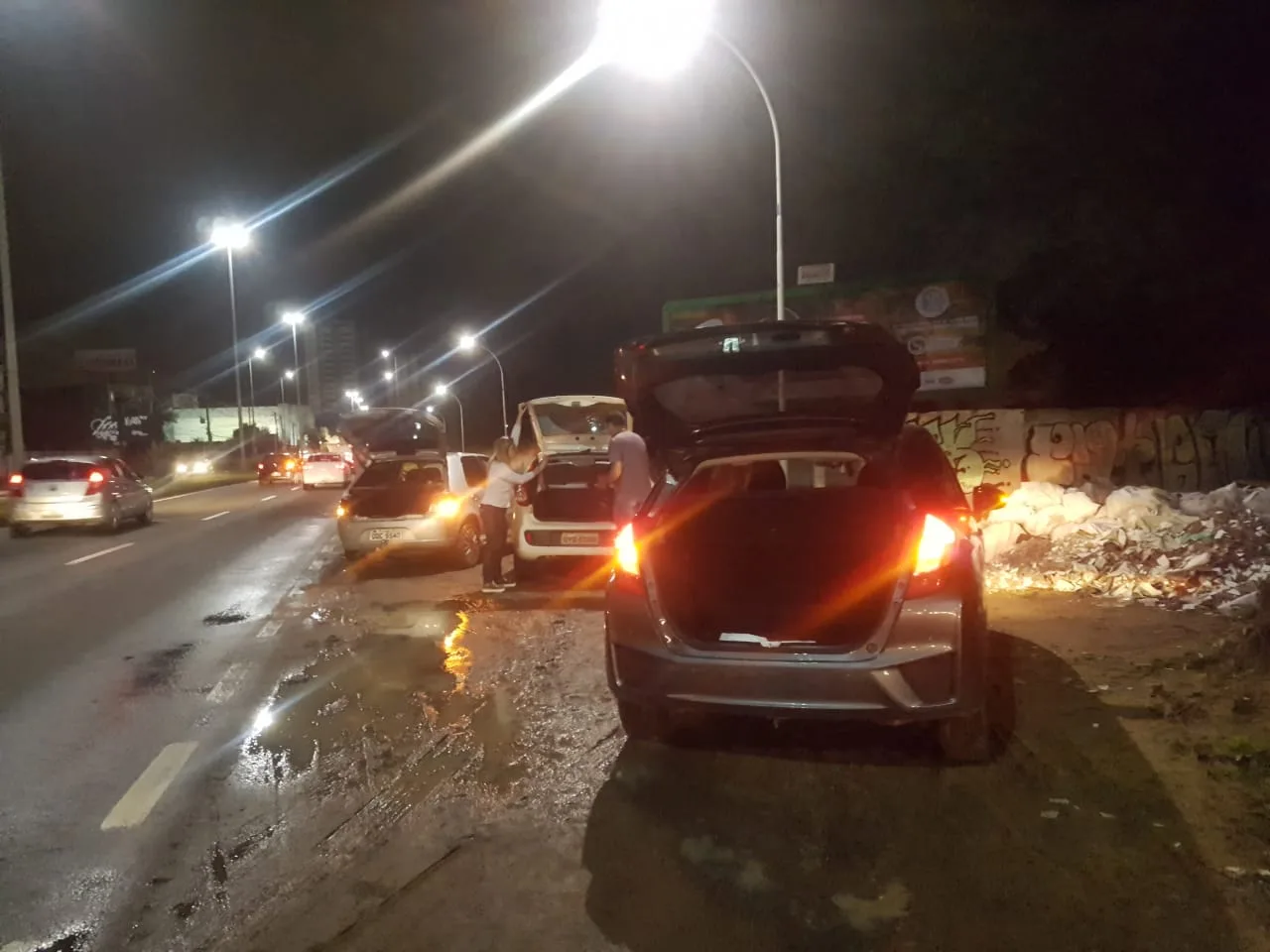 Buraco na Avenida Norte Sul deixa oito carros com pneus furados em Vitória