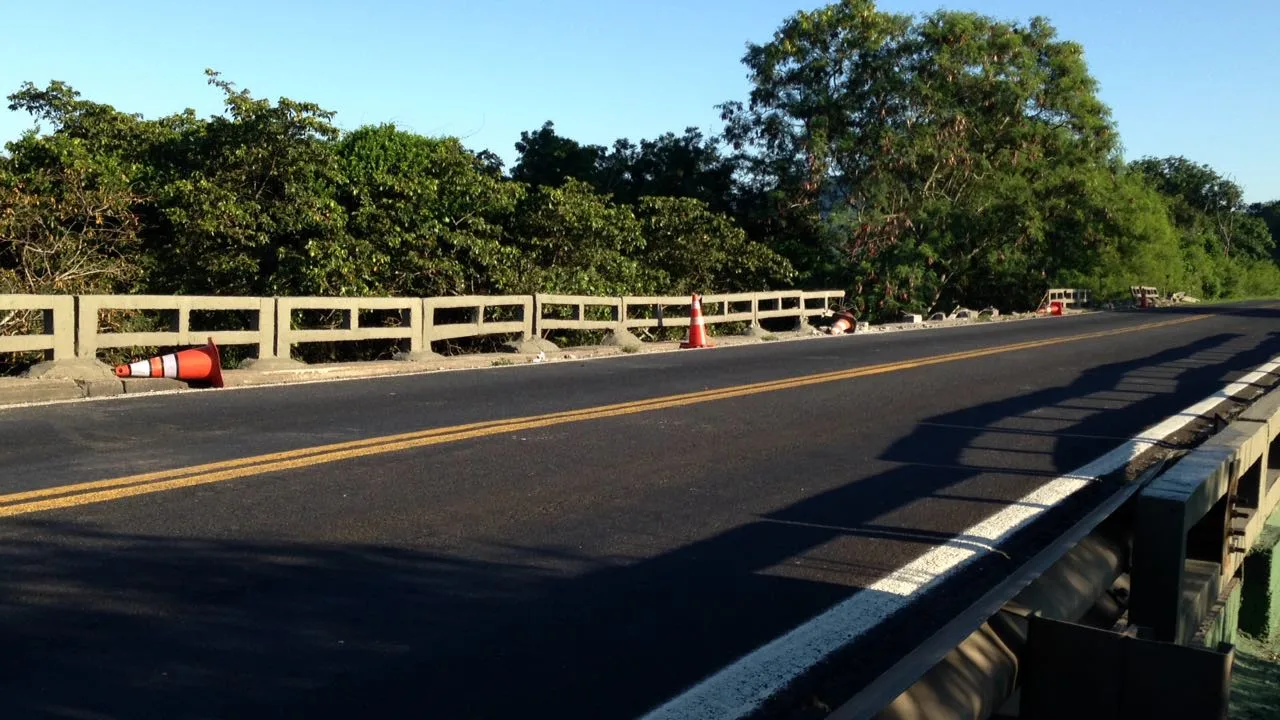 Caminhoneiro morre após veículo tombar no Rio Jucu, em Viana