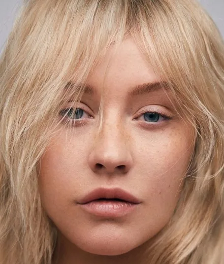 Christina Aguilera aparece sem maquiagem em capa de revista