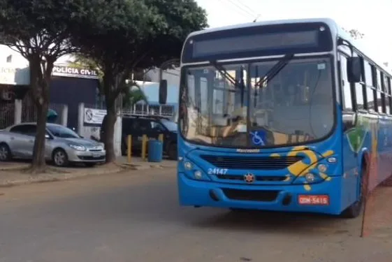 “Cabeça dura”: suspeito quebra janela de ônibus a cabeçada após assalto