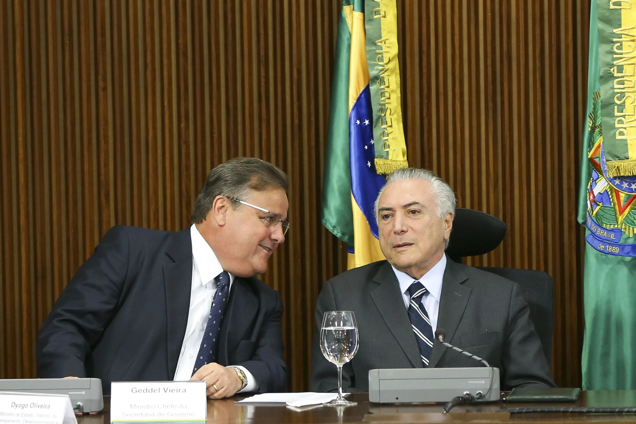 Brasília – O ministro da Secretaria de Governo, Geddel Vieira Lima, e o presidente interino Michel Temer durante reunião com líderes da Câmara e do Senado, no Palácio do Planalto. (Marcelo Camargo/Agência Brasil)