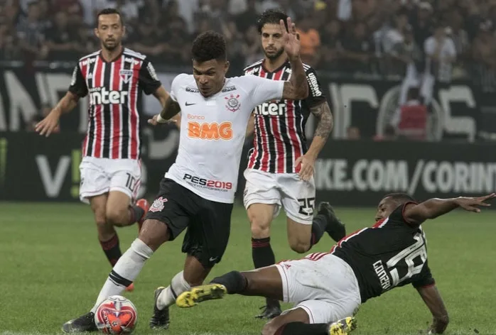 FPF admite erros de árbitro em Corinthians x São Paulo; VAR não evitaria falhas