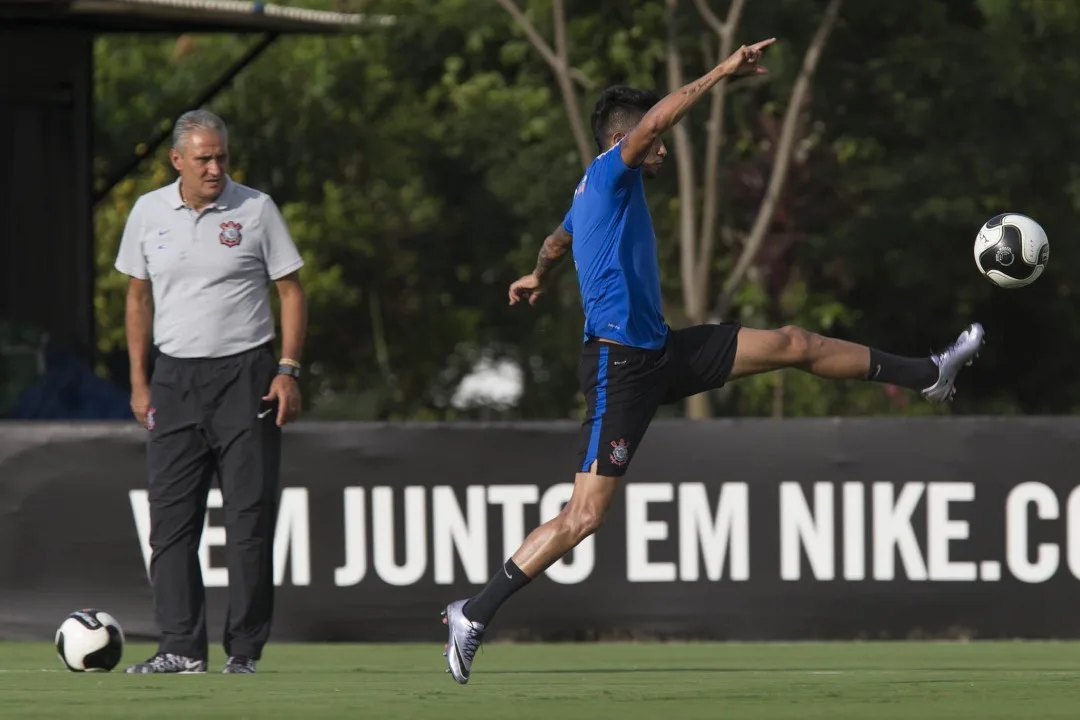 Com volta de titulares, Corinthians tenta encaminhar classificação antecipada