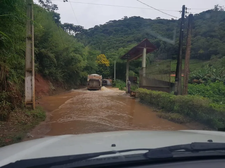 Casas e comércios são invadidos por águas em Marechal Floriano