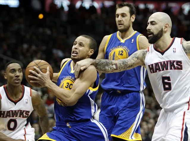 Curry brilha de novo e Golden State vira para vencer fora e seguir invicto