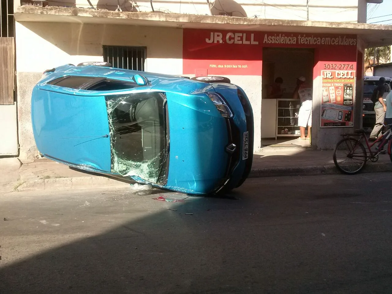 Carro capota após ser atingido por outro veículo em cruzamento de Vila Velha