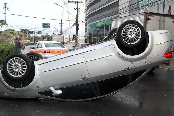 Capotamento deixa motorista ferido na Reta da Penha