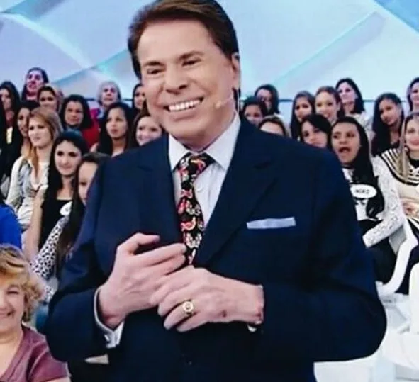 Silvio Santos tropeça em degrau e leva tombo no palco durante seu programa