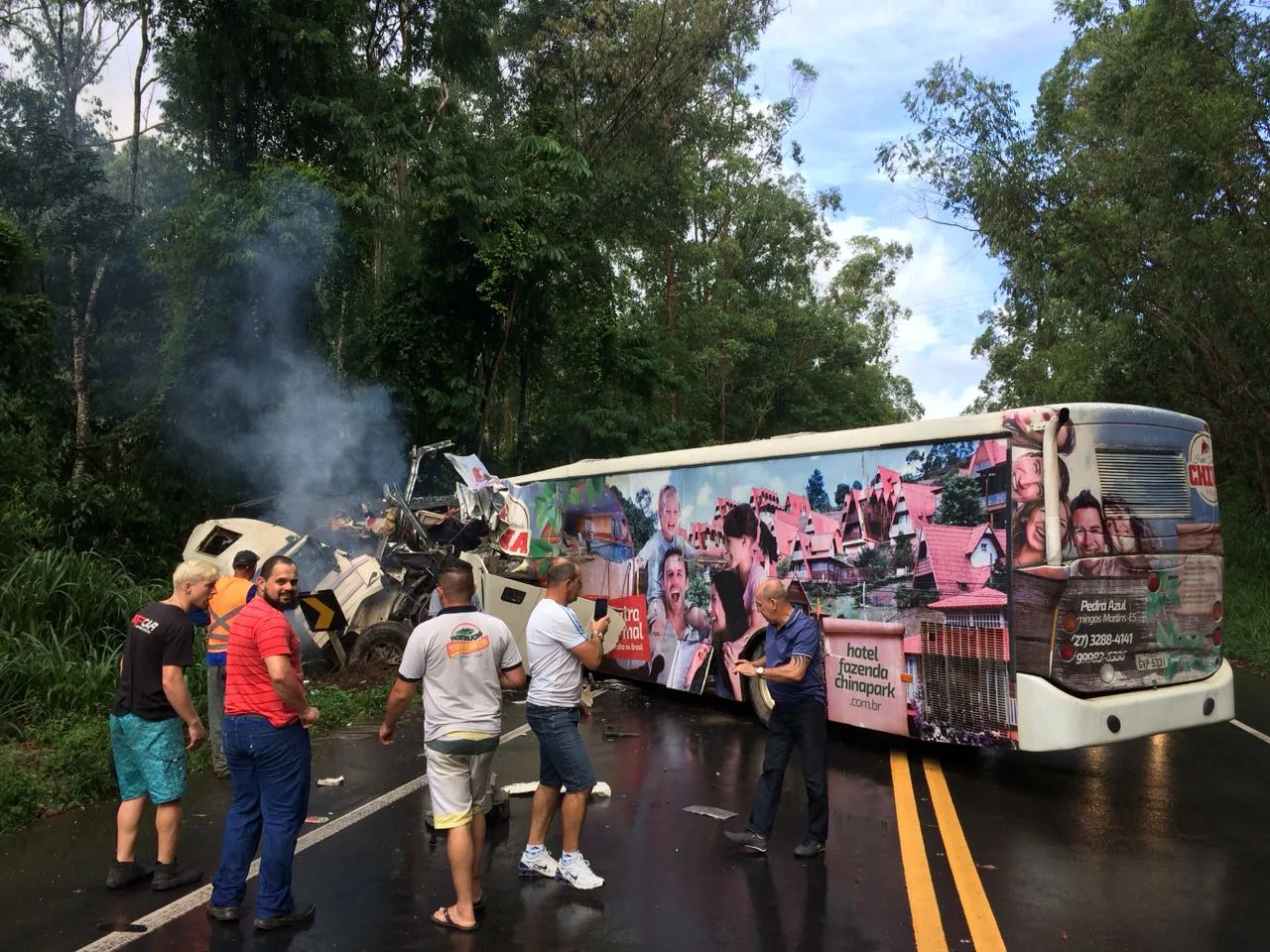 Acidente entre carreta e ônibus deixa mortos na BR-262, em Marechal Floriano