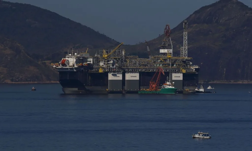 Navio que atua na operação de petróleo e gás: Anuário aponta que setor ficou aquecido no ano passado. Crédito: Agência Brasil/ Tânia Rêgo Navio que atua na operação de petróleo e gás: Anuário aponta que setor ficou aquecido no ano passado. Crédito: Agência Brasil/ Tânia Rêgo