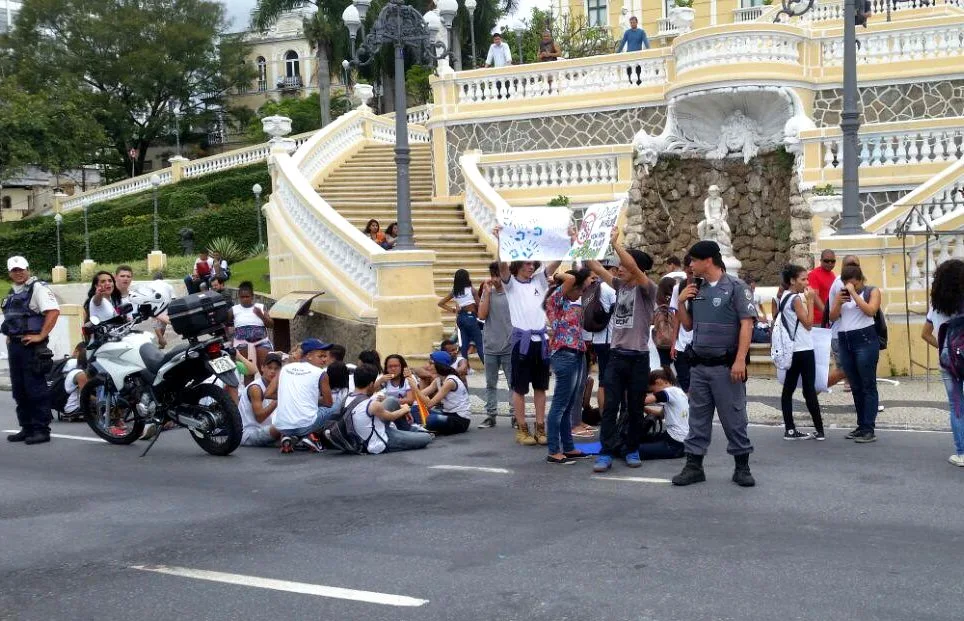 Manifestação de estudantes contra PEC 241 deixa trânsito complicado em Vitória