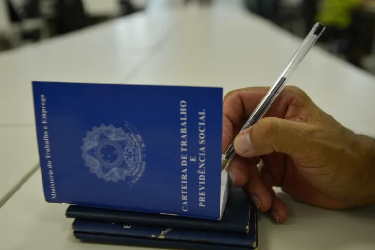 Carteiras de trabalho poderão ser emitidas em agências dos Correios