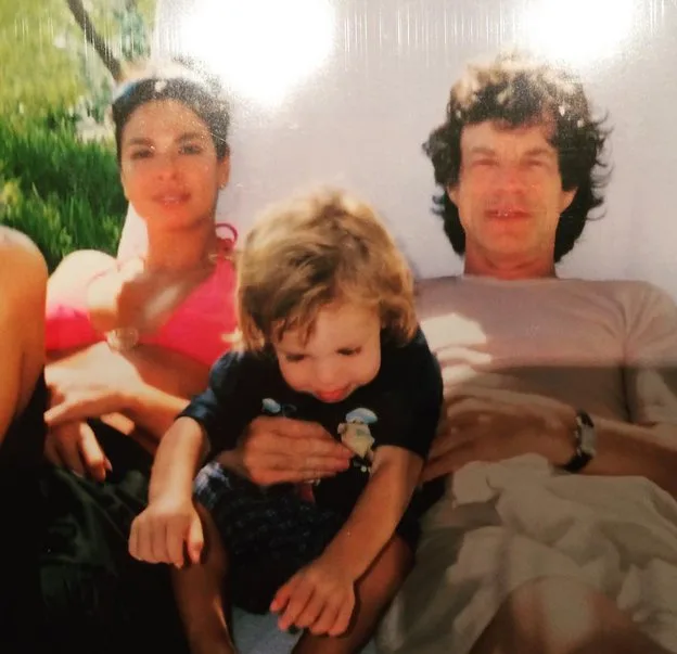 Luciana Gimenez parabeniza Mick Jagger com foto antiga ao lado do filho