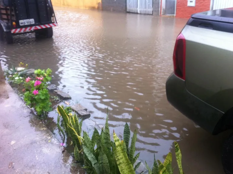 Quinze casas ficam alagadas com a chuva e muro desaba em Marataízes