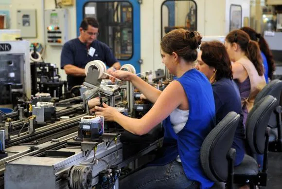 Remuneração média das mulheres cresce mais que a dos homens