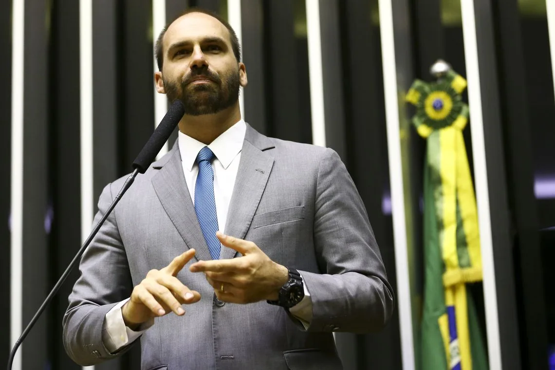 O deputado Eduardo Bolsonaro, participa de sessão solene em alusão ao Dia Nacional de Valorização da Família. na Câmara dos Deputados.