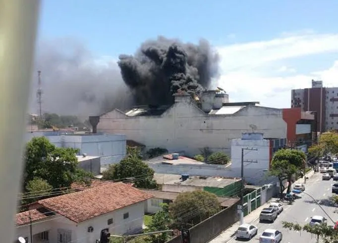 Incêndio atinge shopping de Vila Velha e causa pânico entre moradores e funcionários