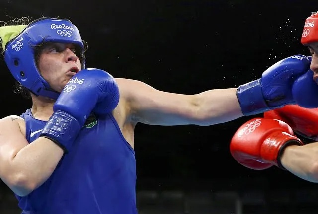 Brasileira Andreia Bandeira perde para chinesa e cai nas quartas do boxe