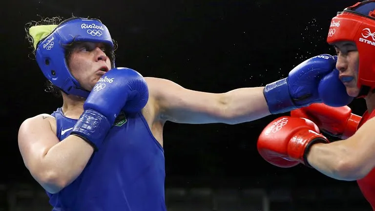 Brasileira Andreia Bandeira perde para chinesa e cai nas quartas do boxe