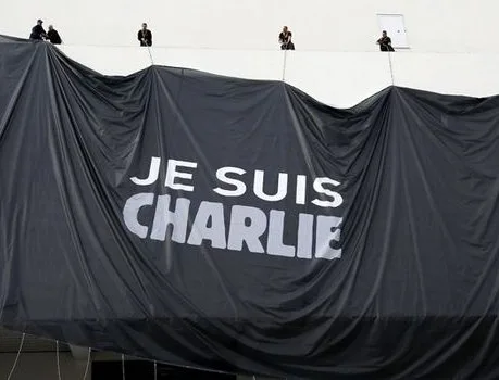 Fotógrafo é baleado em manifestação contra Charlie Hebdo no Paquistão