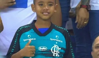 VÍDEO | Torcedor mirim do Junior Barranquilla ganha camisa de Gabigol e chora de emoção