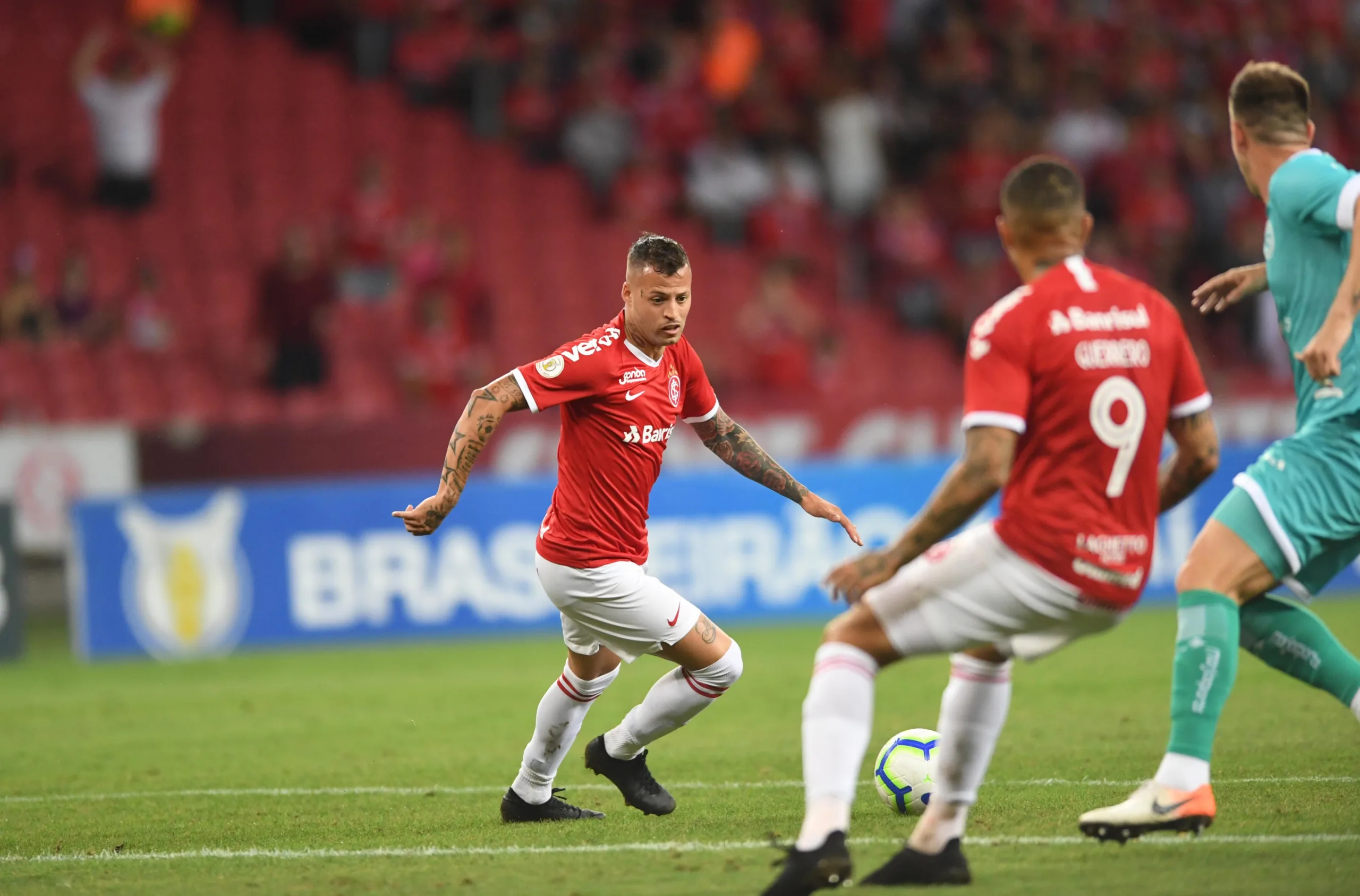 Inter para em Tadeu, perde e vê Goiás encostar na briga pela Libertadores