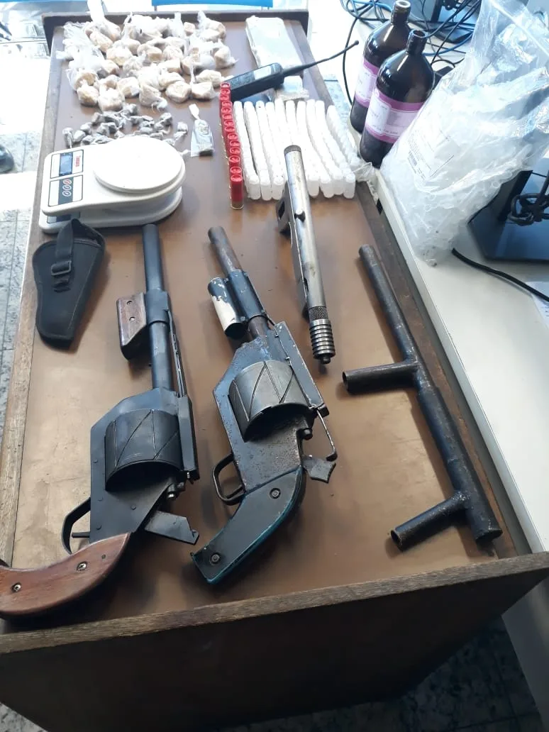 'Arsenal de armas caseiras' chama atenção da Polícia após confronto em Feu Rosa, na Serra