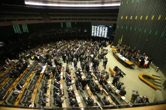 Câmara vai tentar votar fundo eleitoral e fim das coligações nesta quarta-feira