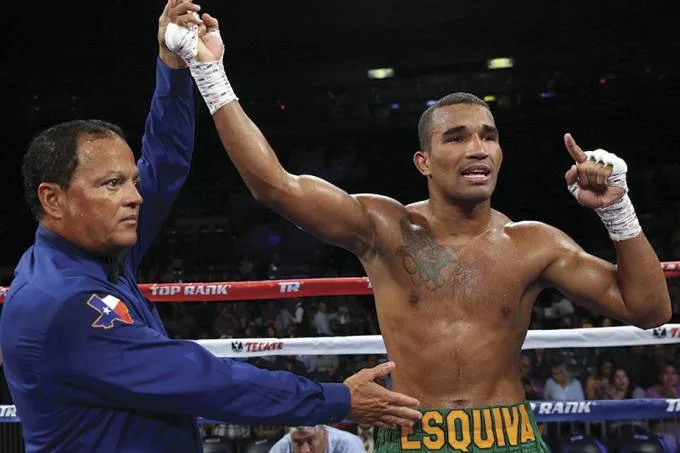 Boxeador capixaba Esquiva vence por decisão unânime e segue invicto como profissional