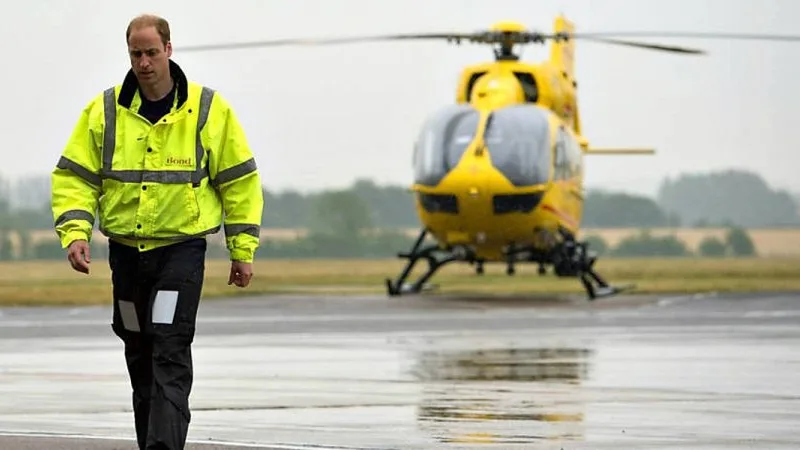 Príncipe William completa seu último dia como piloto de ambulância-helicóptero e se despede